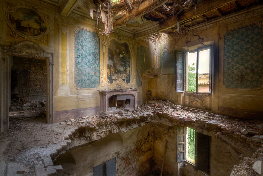 Pictures Of Breathtaking Paintings And Frescoes In Abandoned Places In Italy By Roman Robroek (18)