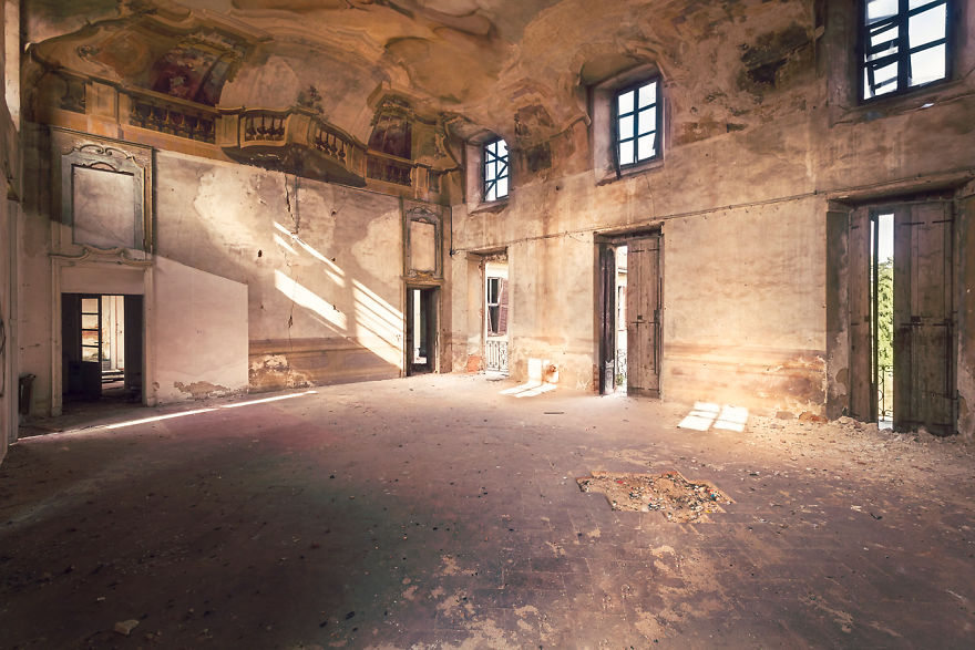 Pictures Of Breathtaking Paintings And Frescoes In Abandoned Places In Italy By Roman Robroek (1)