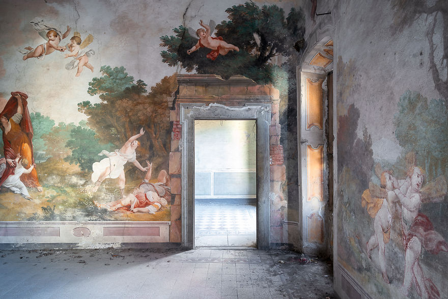 Pictures Of Breathtaking Paintings And Frescoes In Abandoned Places In Italy By Roman Robroek (2)