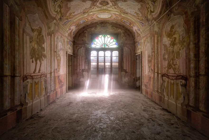 Pictures Of Breathtaking Paintings And Frescoes In Abandoned Places In Italy By Roman Robroek (20)
