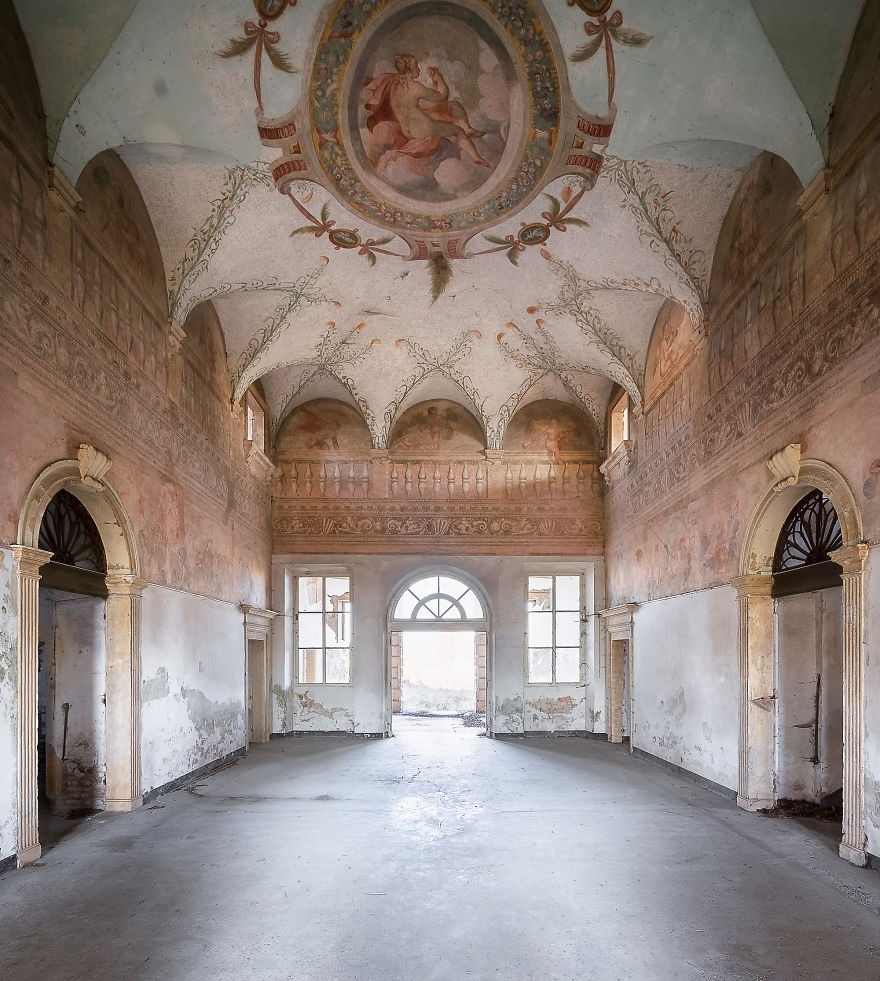 Pictures Of Breathtaking Paintings And Frescoes In Abandoned Places In Italy By Roman Robroek (21)