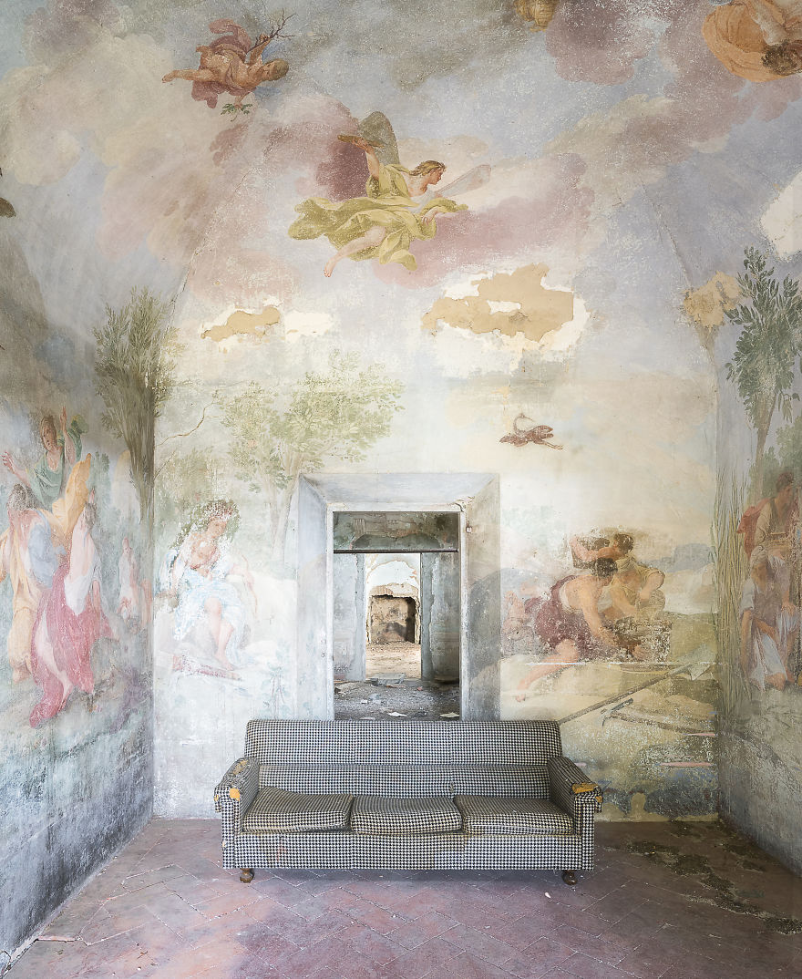Pictures Of Breathtaking Paintings And Frescoes In Abandoned Places In Italy By Roman Robroek (22)