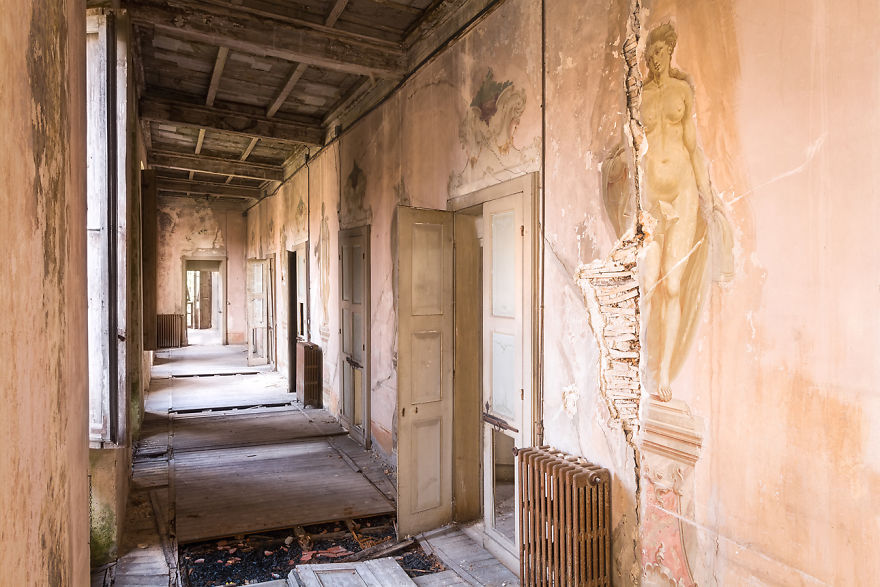 Pictures Of Breathtaking Paintings And Frescoes In Abandoned Places In Italy By Roman Robroek (24)