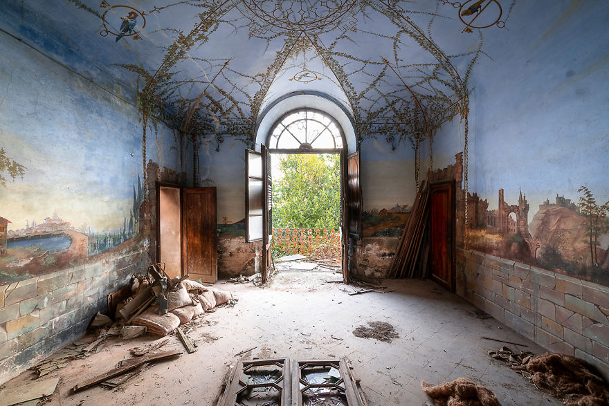Pictures Of Breathtaking Paintings And Frescoes In Abandoned Places In Italy By Roman Robroek (5)