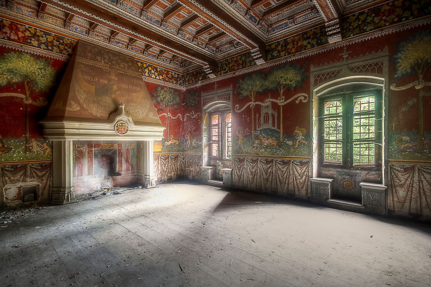 Pictures Of Breathtaking Paintings And Frescoes In Abandoned Places In Italy By Roman Robroek (6)