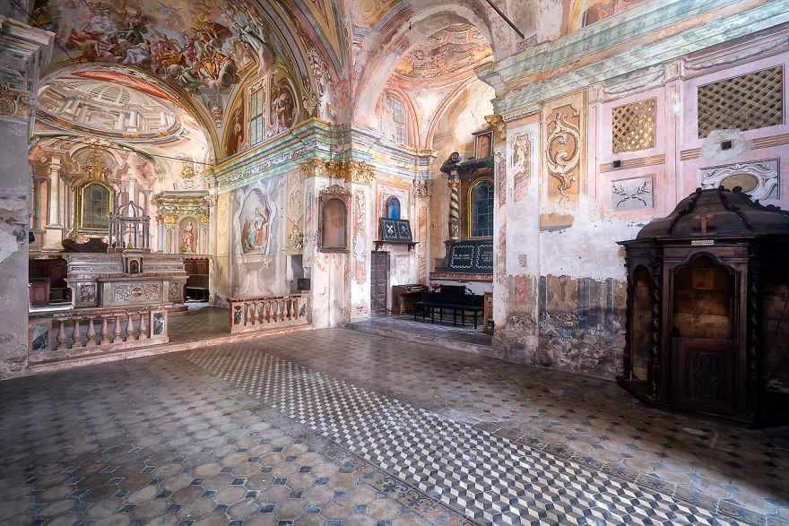 Pictures Of Breathtaking Paintings And Frescoes In Abandoned Places In Italy By Roman Robroek (7)