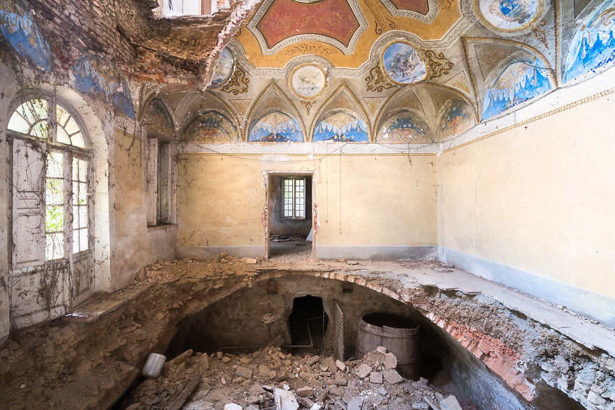 Pictures Of Breathtaking Paintings And Frescoes In Abandoned Places In Italy By Roman Robroek (9)