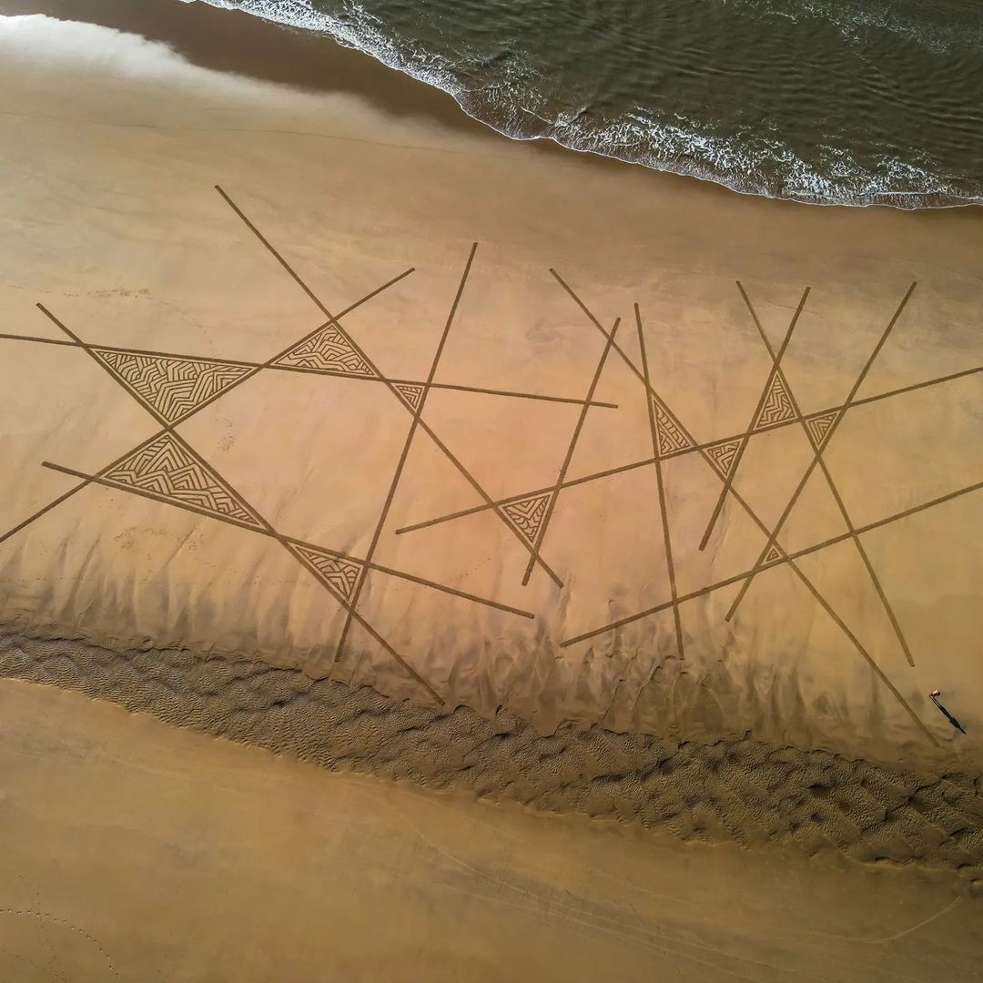 Large Scale Beach Sand Drawings By Jben Beach (23)