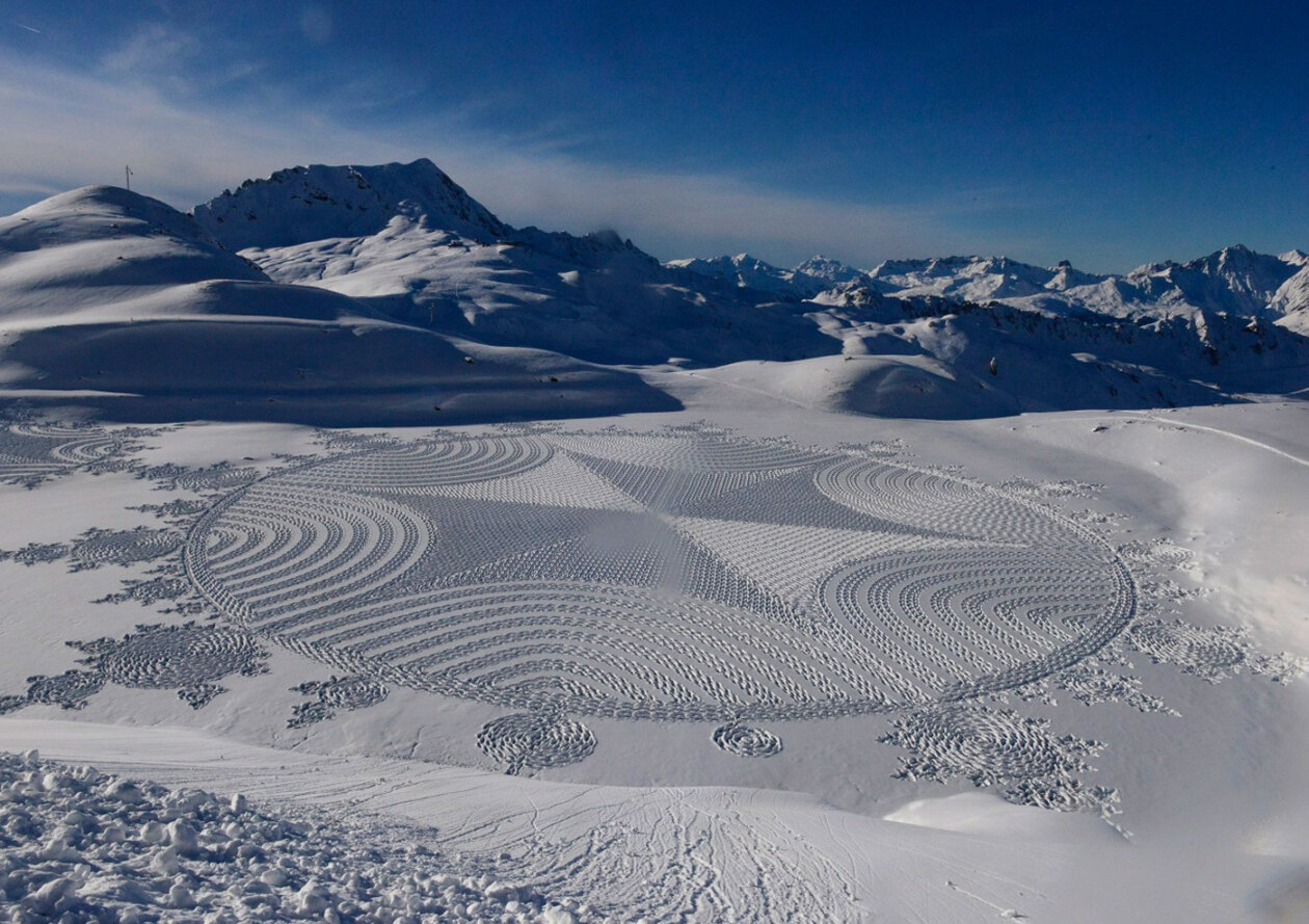 Large-scale snow drawings by Simon Beck