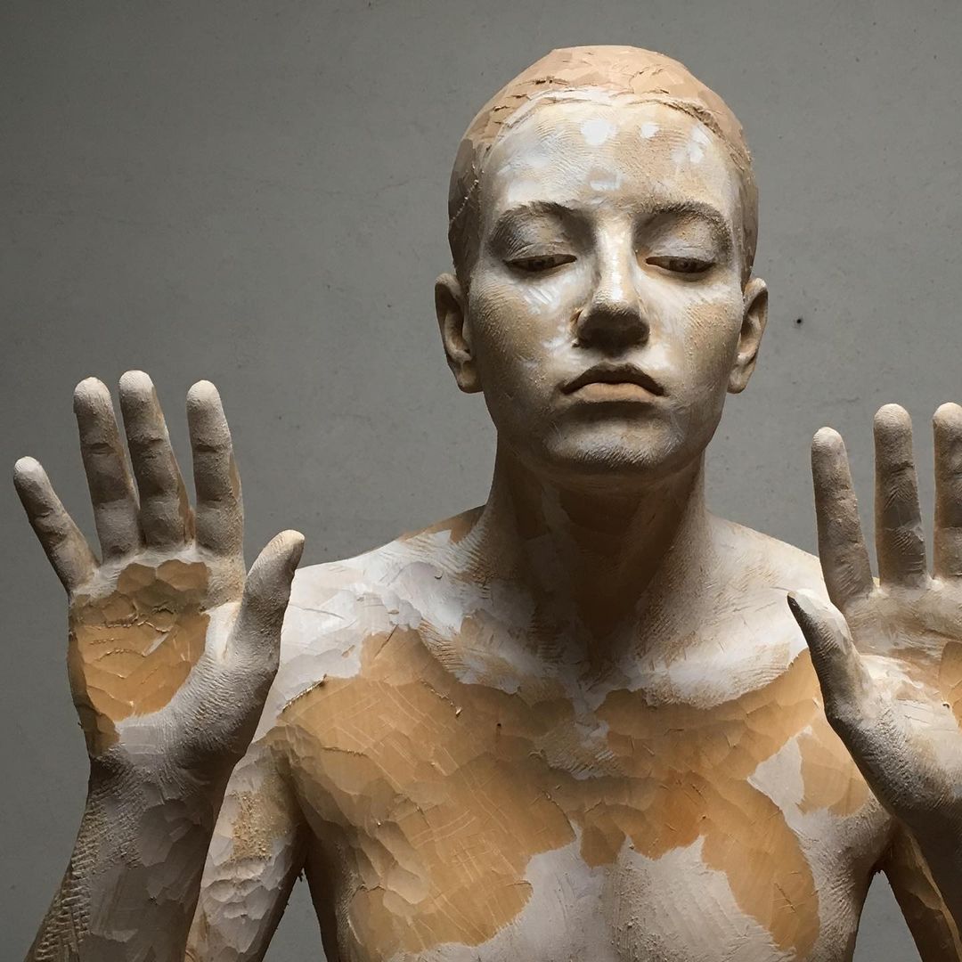 Amazingly Realistic Figurative Wood Sculptures By Bruno Walpoth (16)