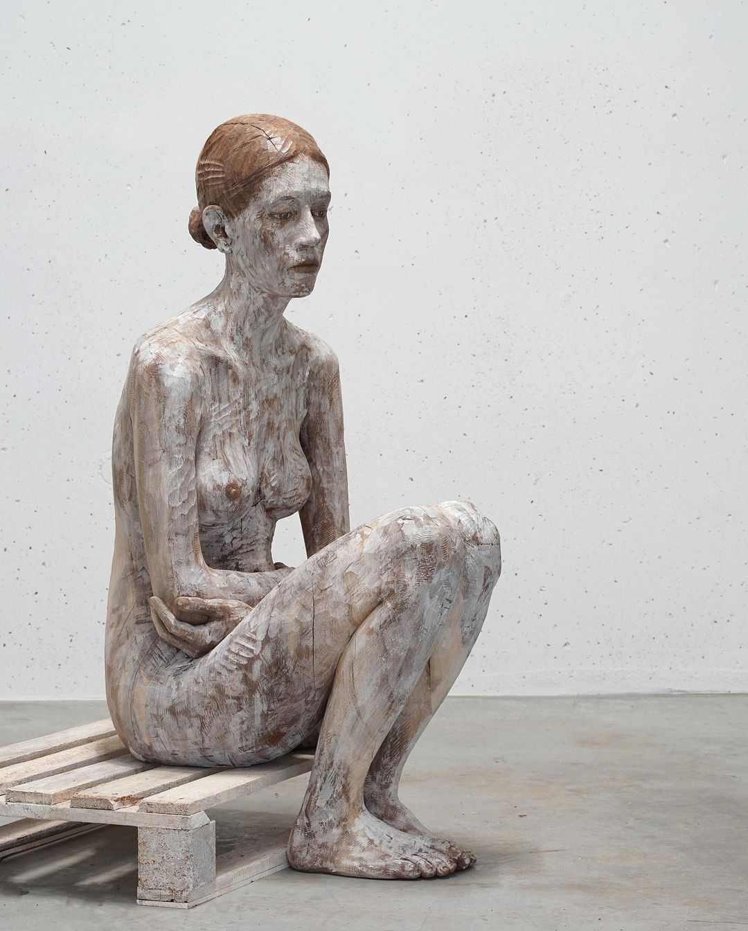 Amazingly Realistic Figurative Wood Sculptures By Bruno Walpoth (21)