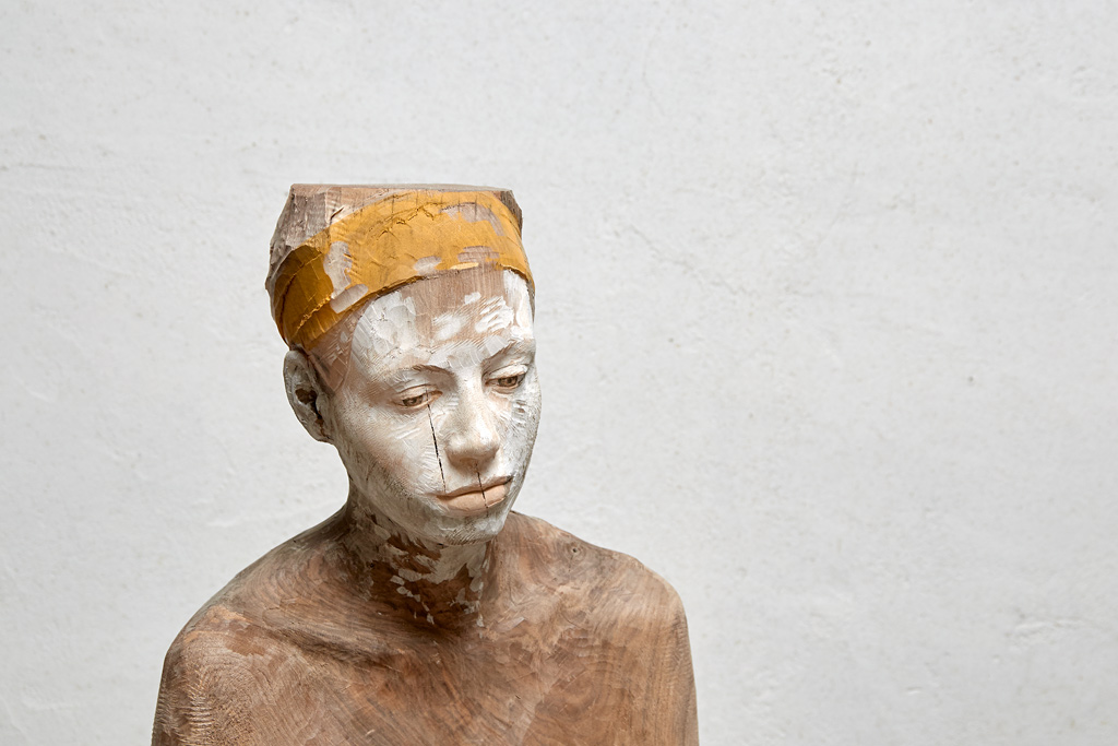 Amazingly Realistic Figurative Wood Sculptures By Bruno Walpoth (25)