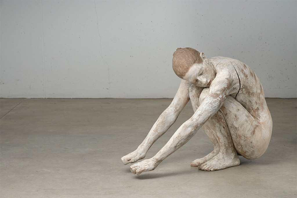 Amazingly Realistic Figurative Wood Sculptures By Bruno Walpoth (26)
