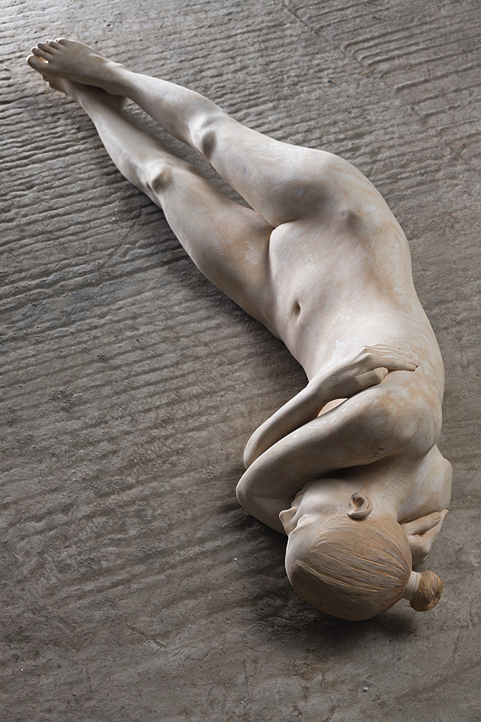 Amazingly Realistic Figurative Wood Sculptures By Bruno Walpoth (5)