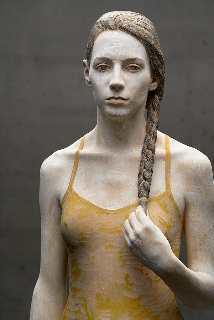 Amazingly Realistic Figurative Wood Sculptures By Bruno Walpoth (9)