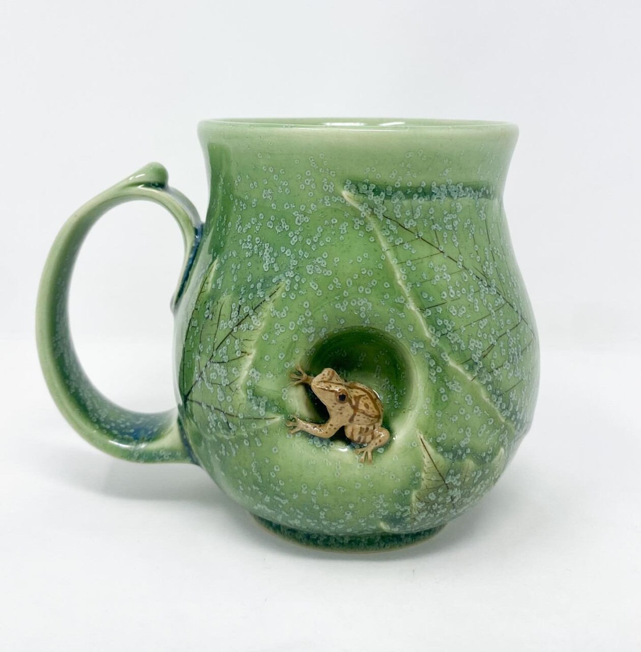 Ceramic Vases Decorated With Miniature Animal Sculptures By Brooke Knippa (12)