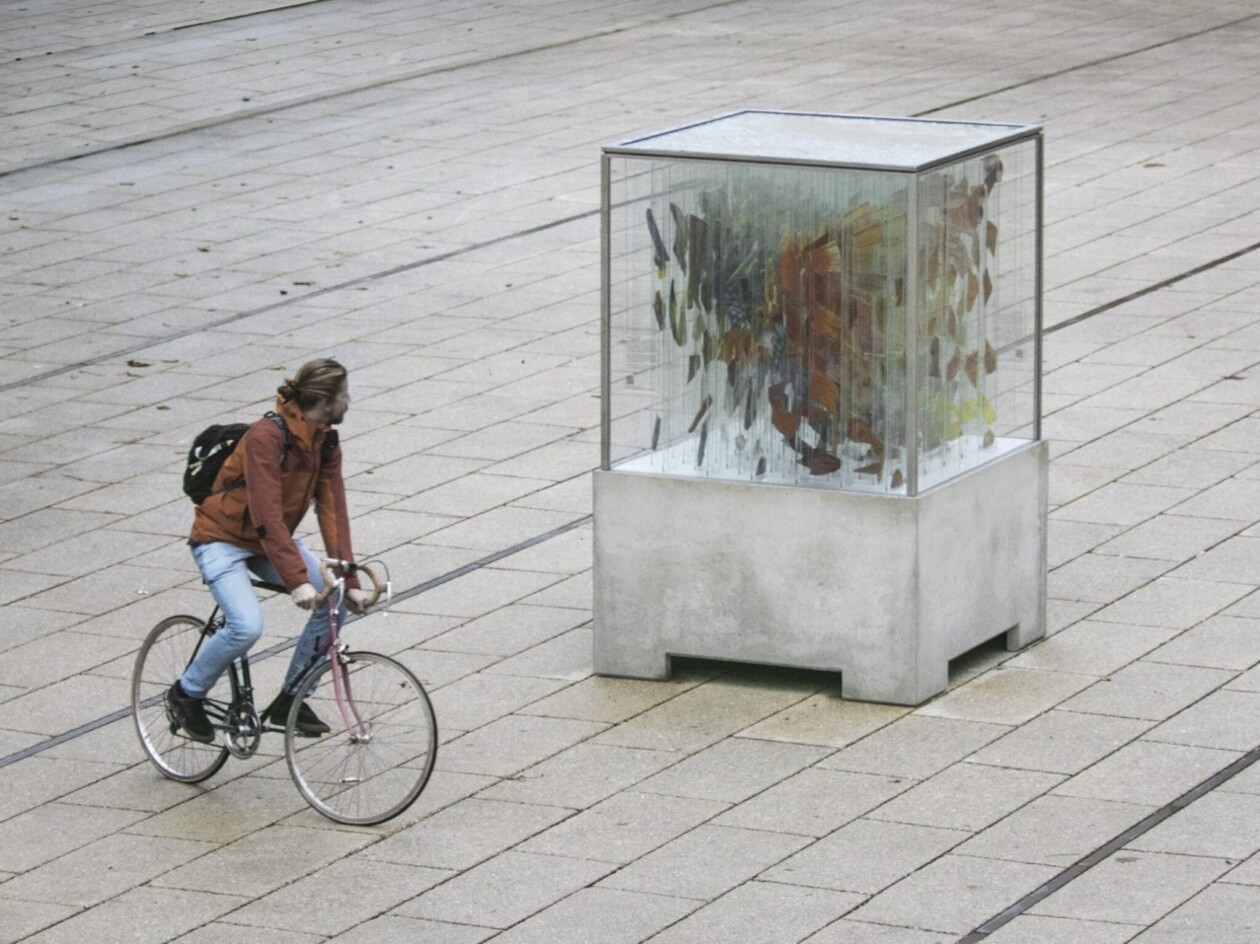 Anamorphic Glass Sculpture By Thomas Medicus (8)