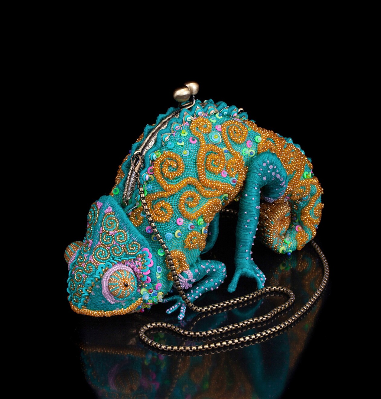 Intricate And Whimsical Hand Embroidered Felted Bags By Alena Kova (28)
