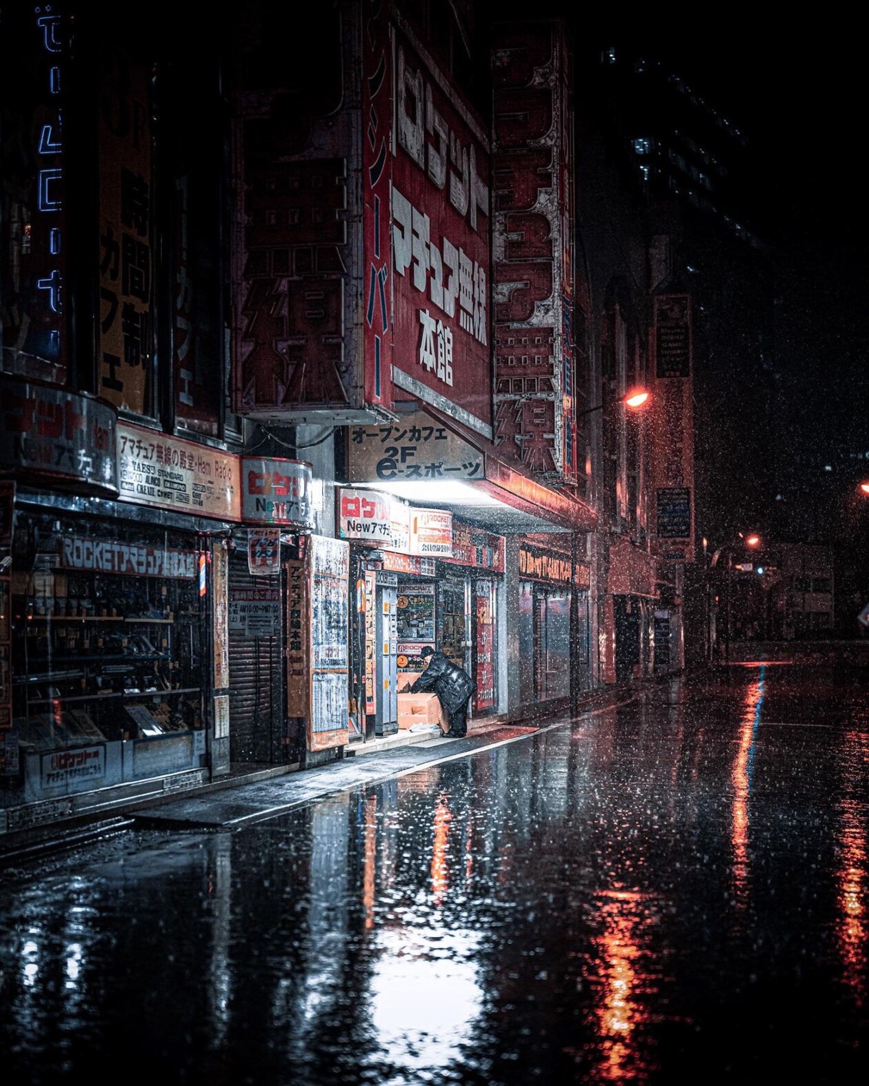 Akihabara, Roam In The Night City; A Fascinating Photography Series By Junya Watanabe (14)