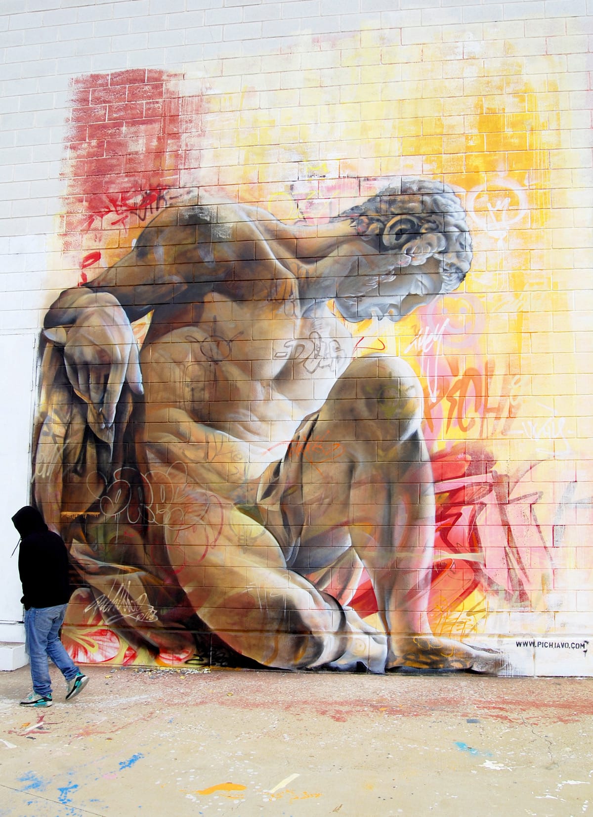 Impressive Monumental Murals That Blend Classical Figures And Graffiti By Pichiavo (1)