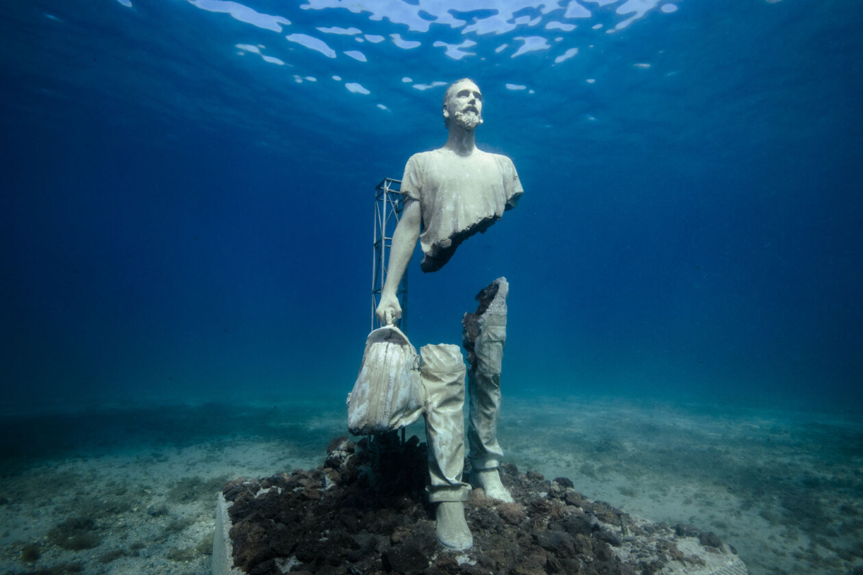 Les Voyageurs, Sculptures Of Fragmented Travelers By Bruno Catalano (1)