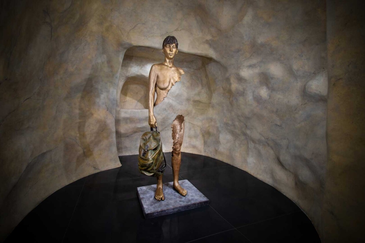 Les Voyageurs, Sculptures Of Fragmented Travelers By Bruno Catalano (10)