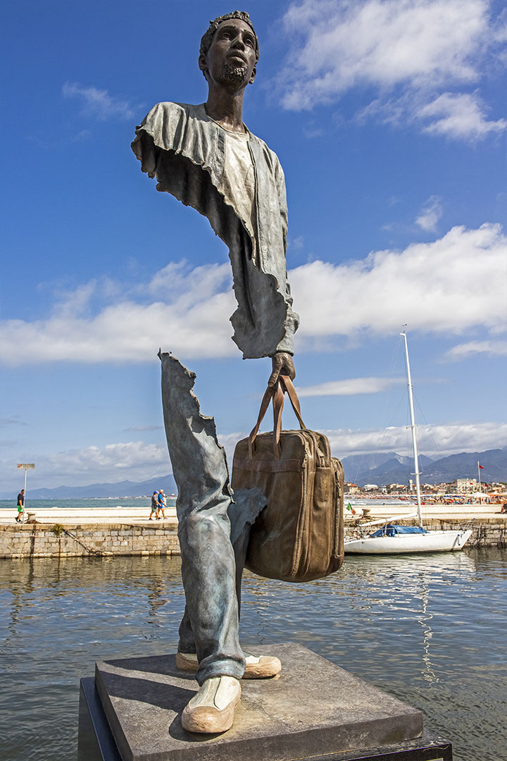 Les Voyageurs, Sculptures Of Fragmented Travelers By Bruno Catalano (18)