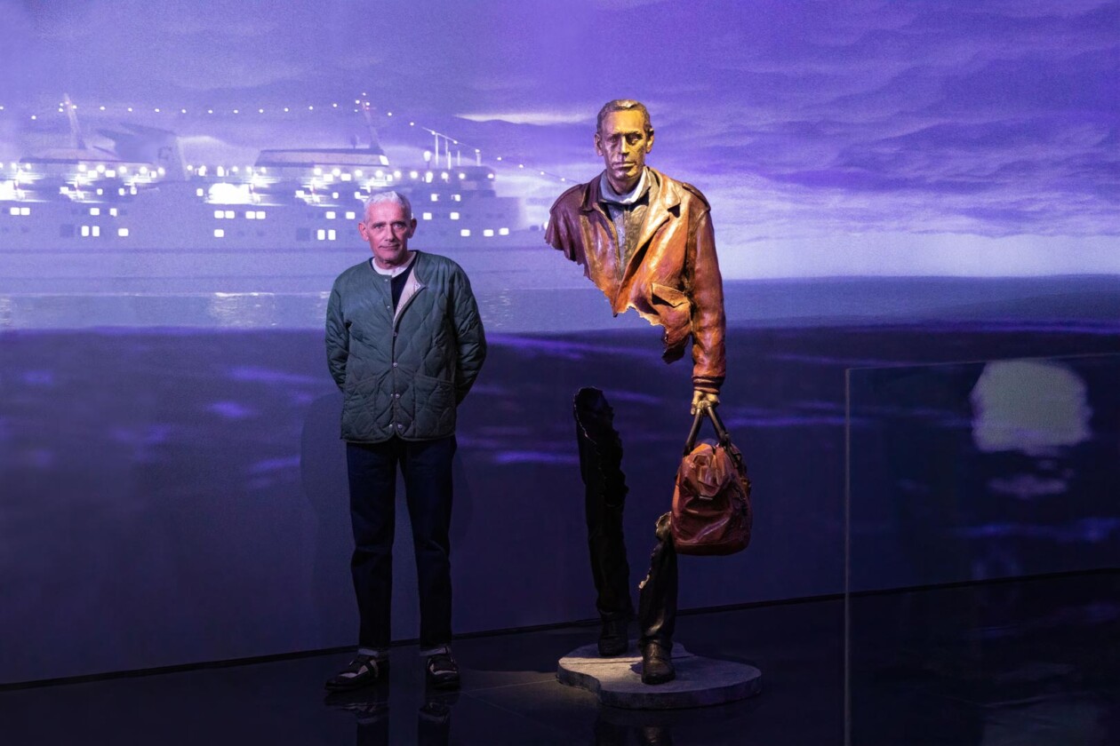 Les Voyageurs, Sculptures Of Fragmented Travelers By Bruno Catalano (19)
