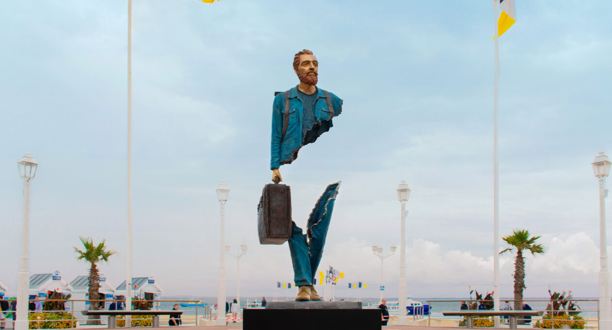 Les Voyageurs, Sculptures Of Fragmented Travelers By Bruno Catalano (2)