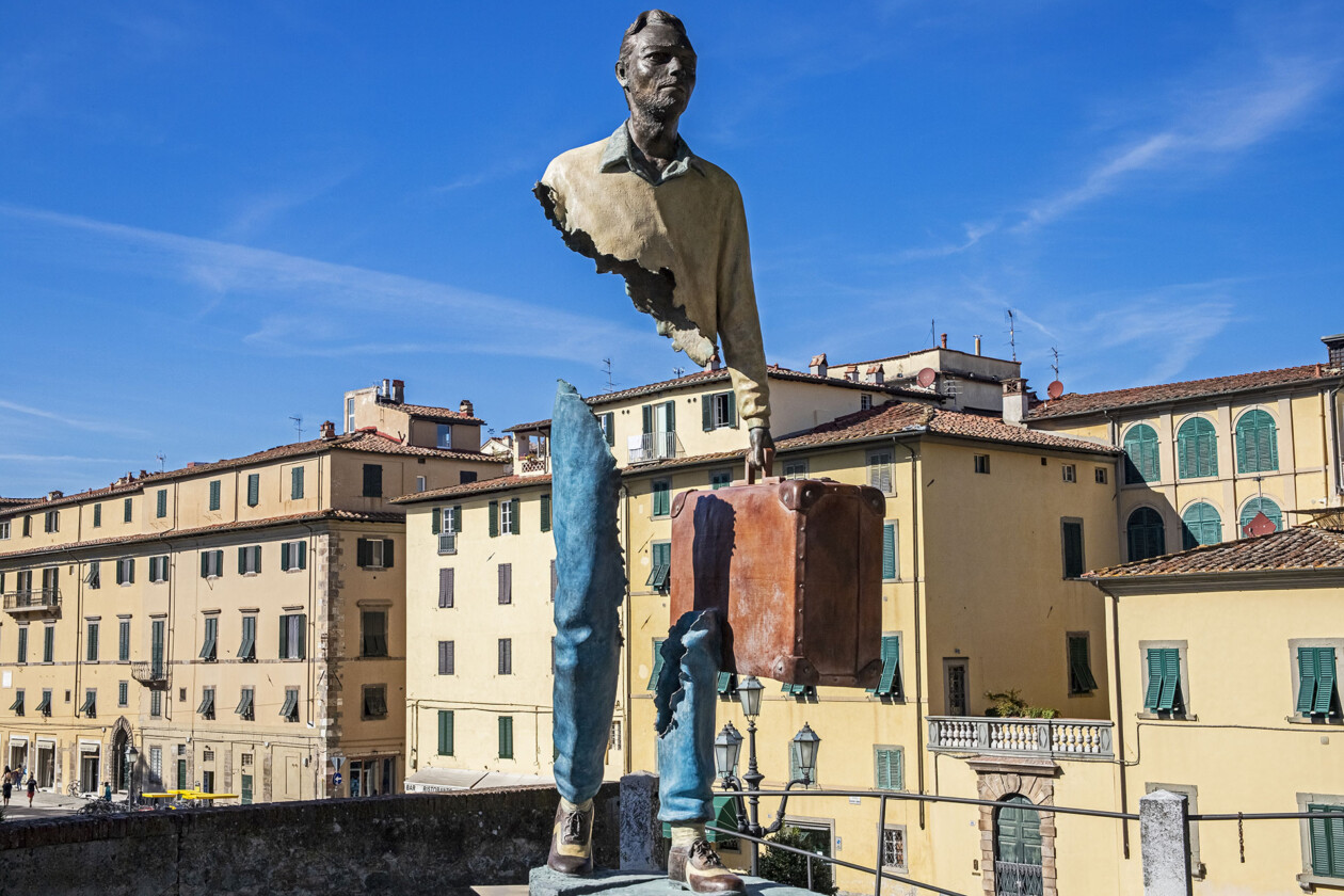 Les Voyageurs, Sculptures Of Fragmented Travelers By Bruno Catalano (7)
