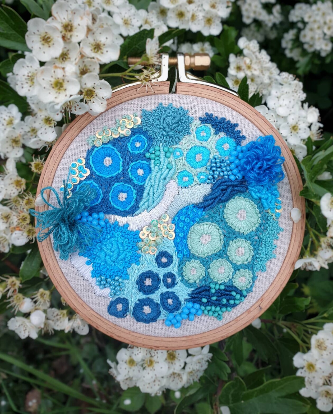 Marvelous Embroideries Inspired By Moss, Coral, And Lichen Forms By Hannah Kwasnycia (2)
