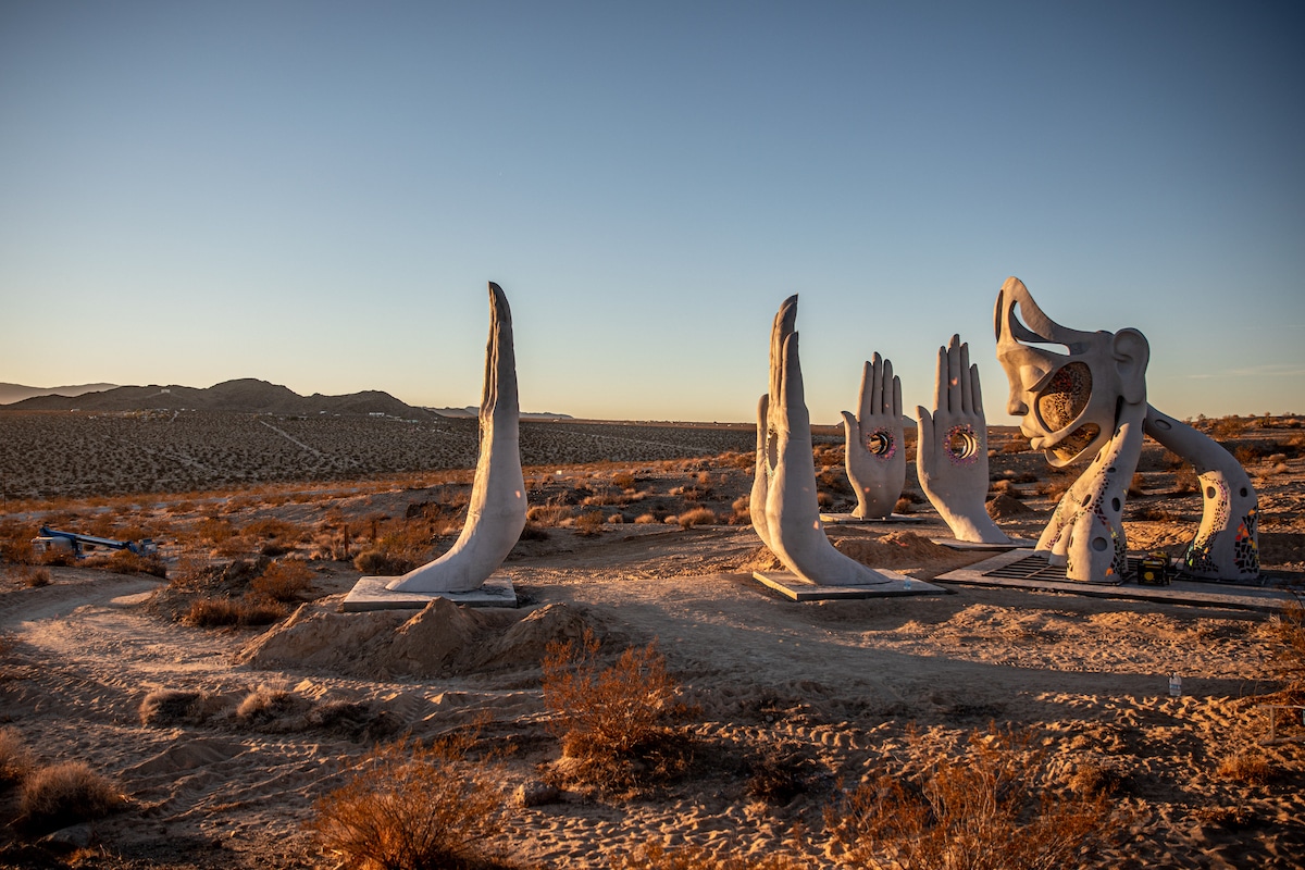 Transmission, A Surreal Sculpture In The Mojave Desert By Daniel Popper (6)