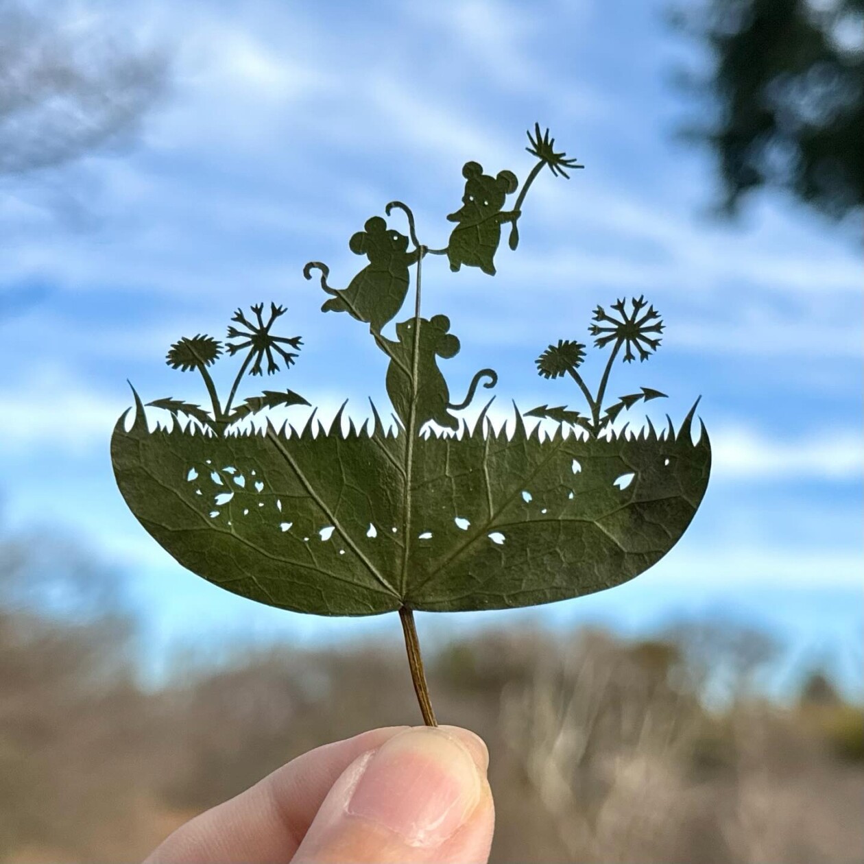Japanese Artist Lito Meticulously Hand Carves Intricate Scenes Into Leaves (1)
