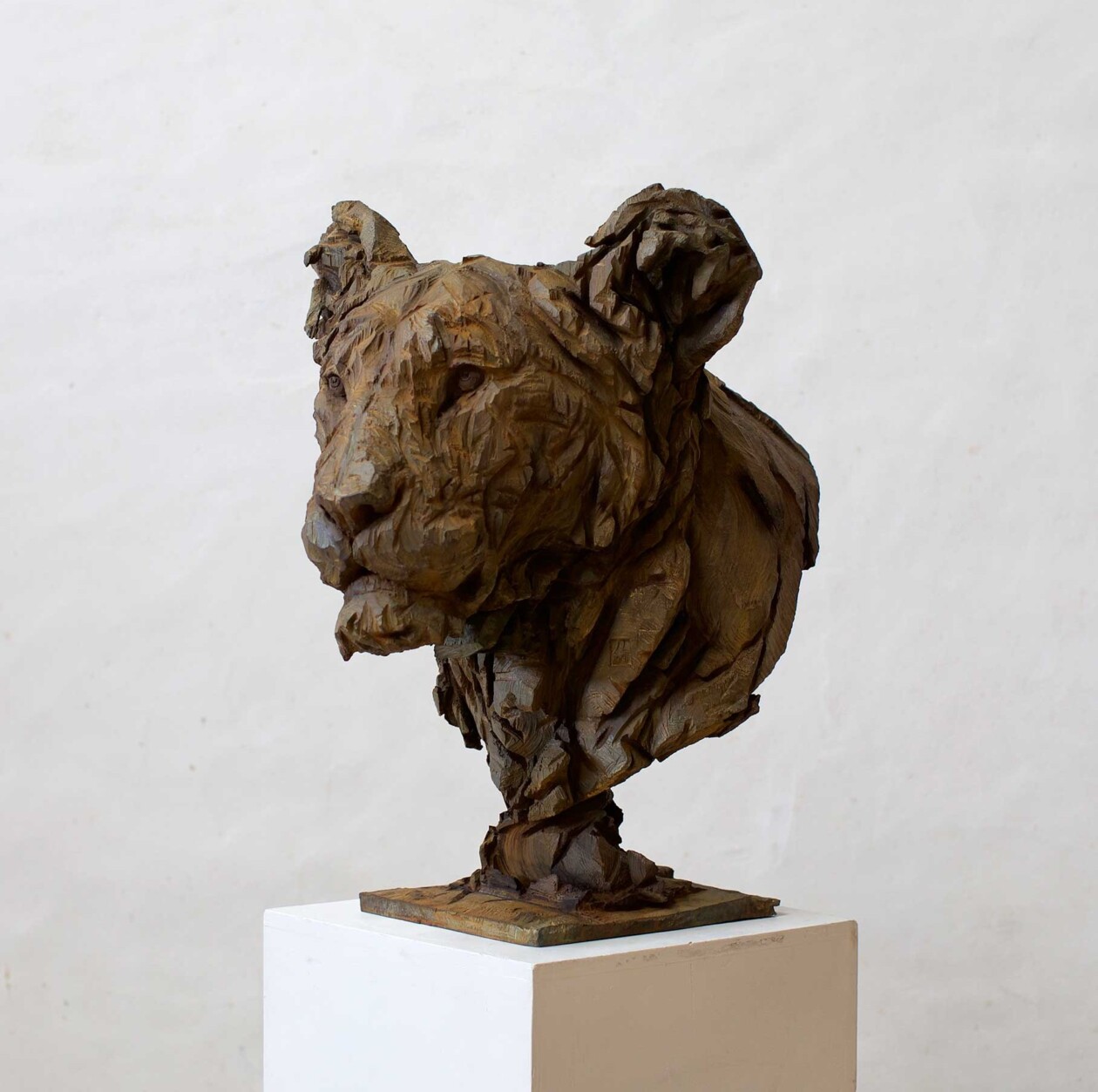 Jürgen Lingl Hand Carves Precise And Textured Figurative Sculptures From Wood (1)