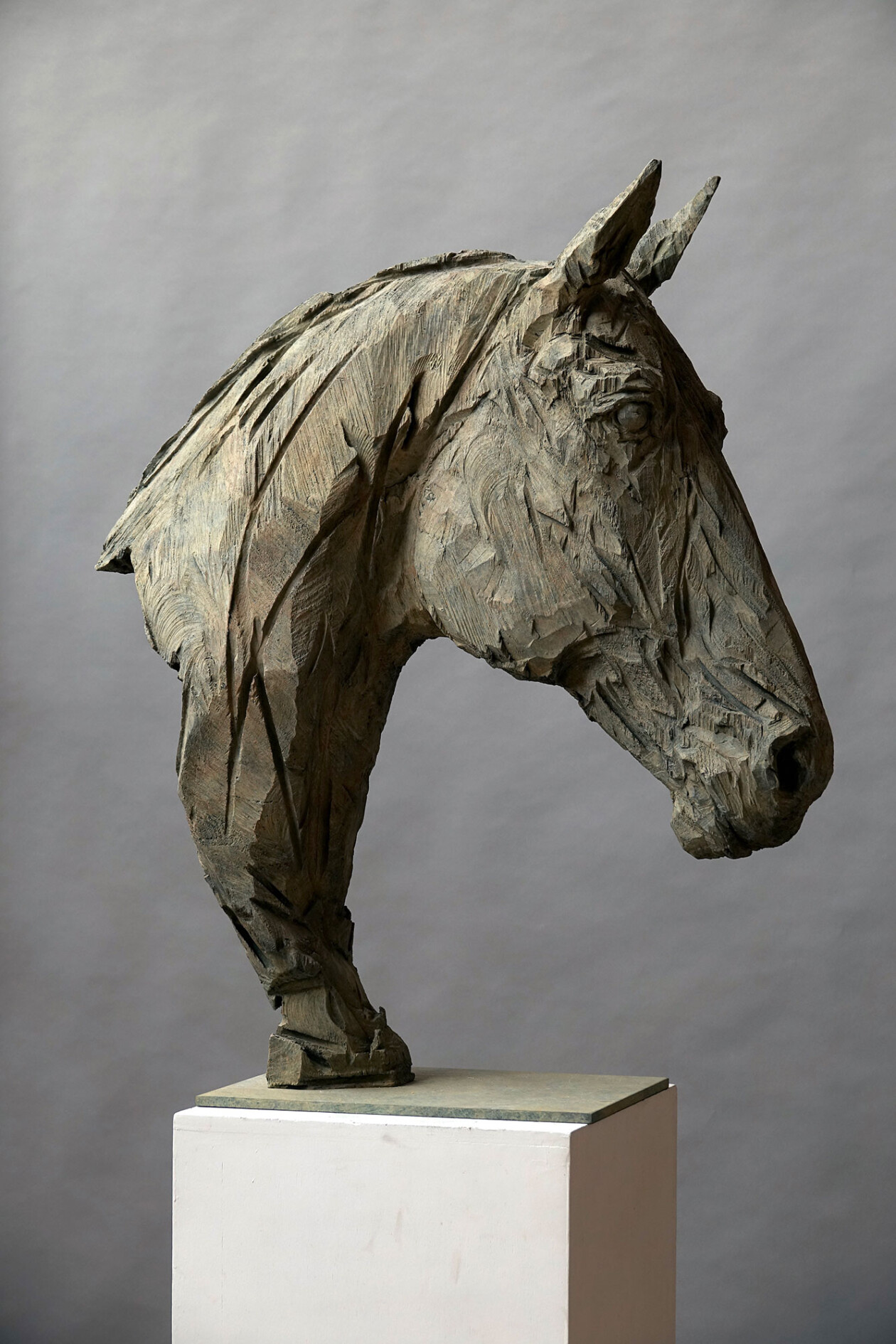 Jürgen Lingl Hand Carves Precise And Textured Figurative Sculptures From Wood (10)