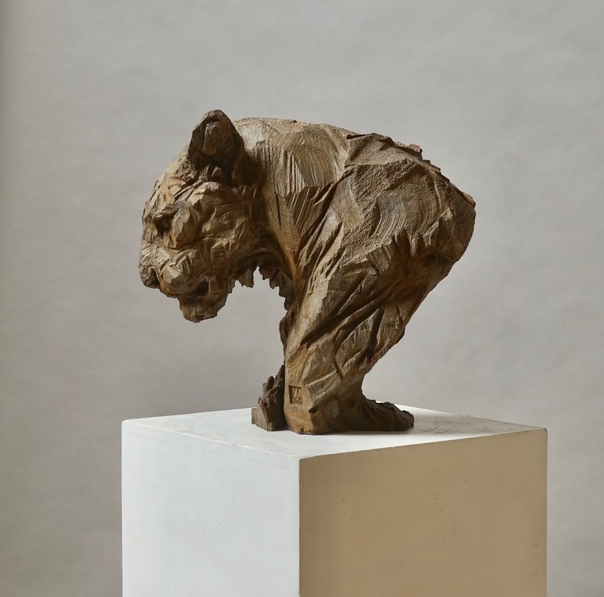 Jürgen Lingl Hand Carves Precise And Textured Figurative Sculptures From Wood (11)