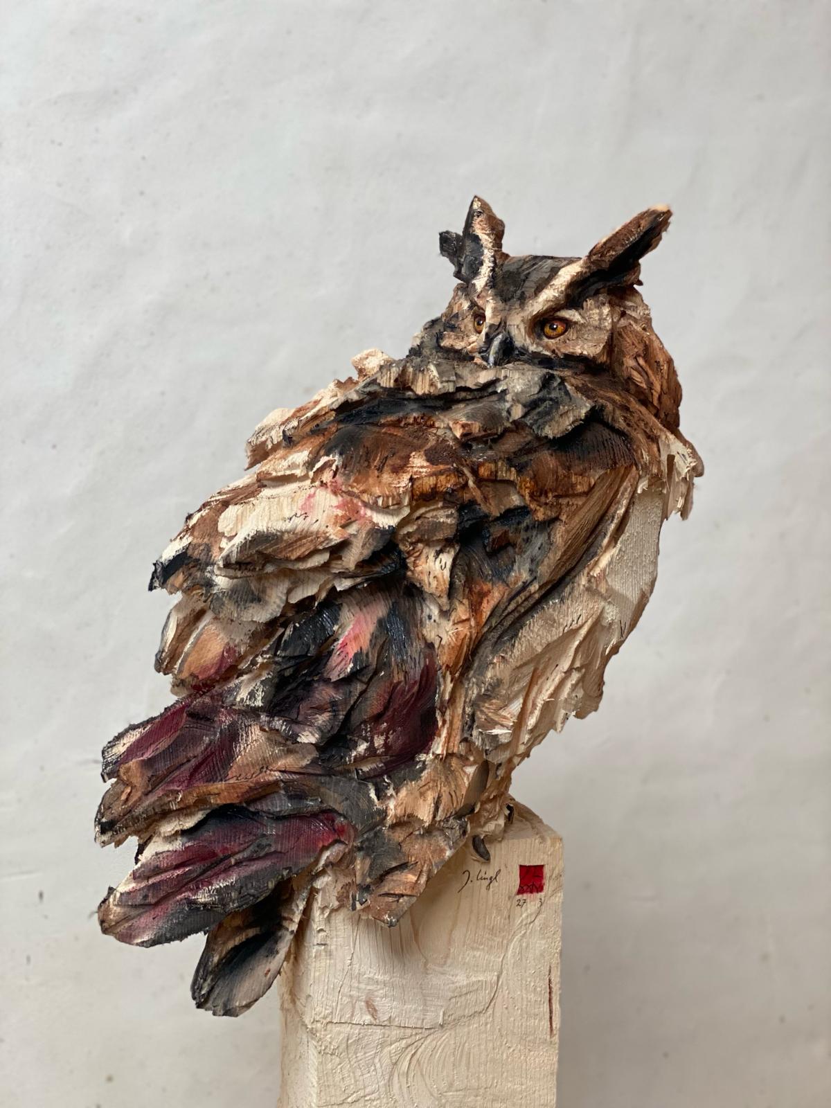 Jürgen Lingl Hand Carves Precise And Textured Figurative Sculptures From Wood (12)