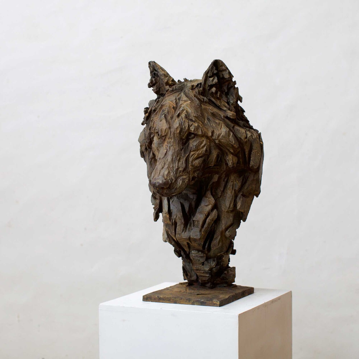 Jürgen Lingl Hand Carves Precise And Textured Figurative Sculptures From Wood (2)