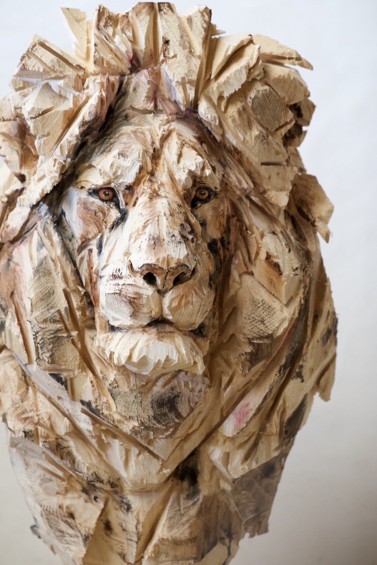 Jürgen Lingl Hand Carves Precise And Textured Figurative Sculptures From Wood (4)