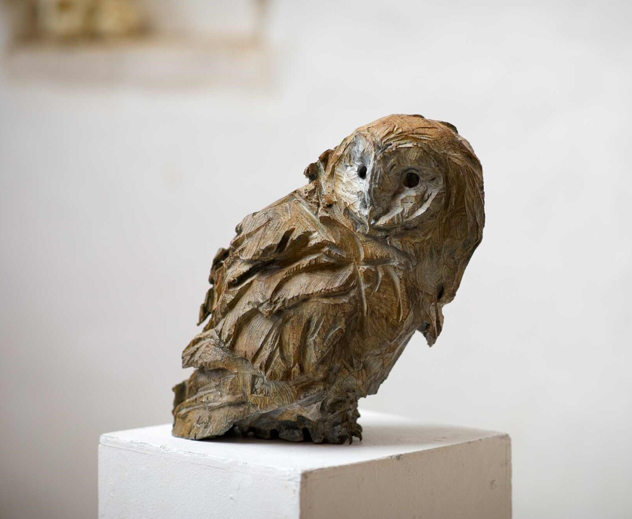 Jürgen Lingl Hand Carves Precise And Textured Figurative Sculptures From Wood (6)