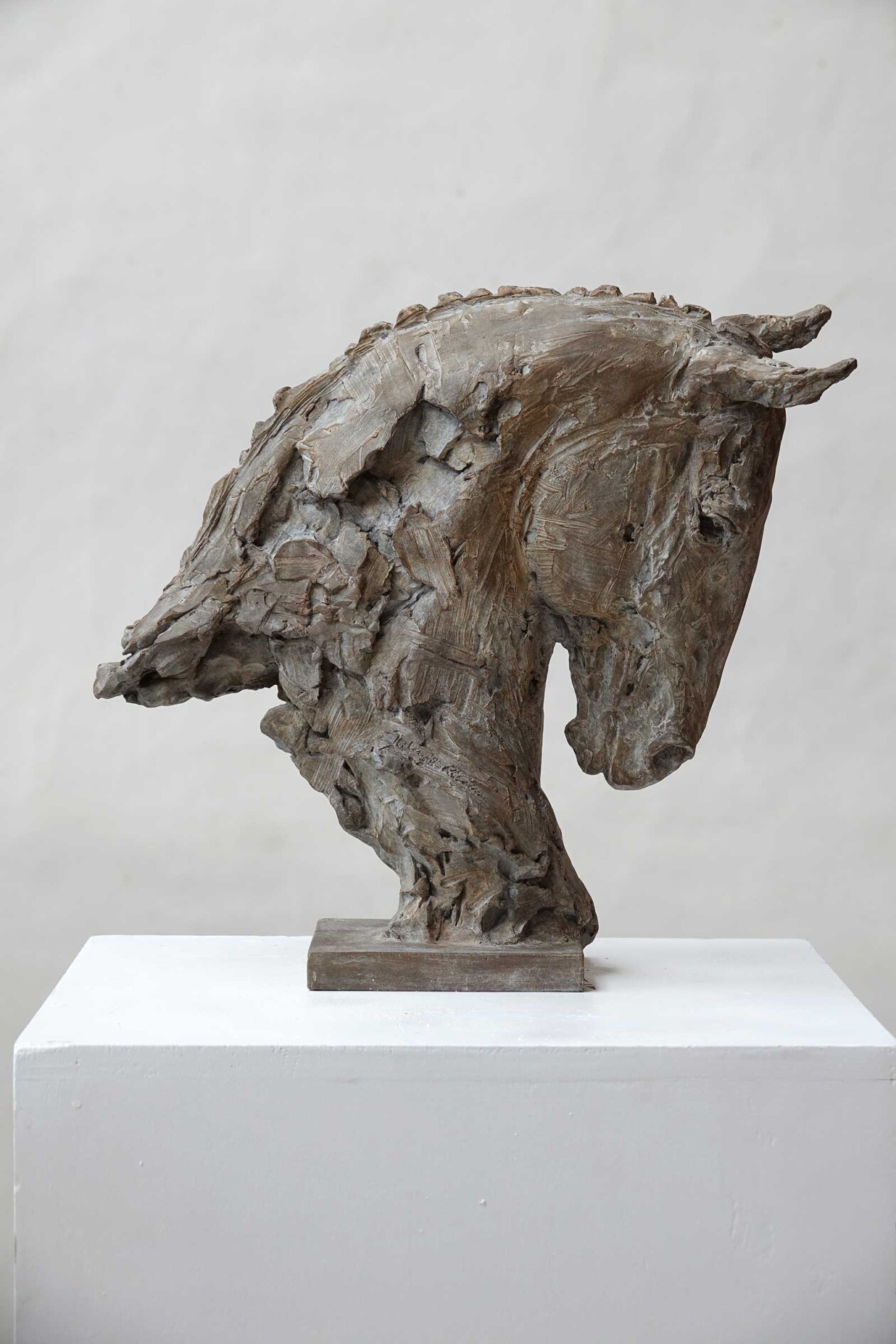 Jürgen Lingl Hand Carves Precise And Textured Figurative Sculptures From Wood (7)