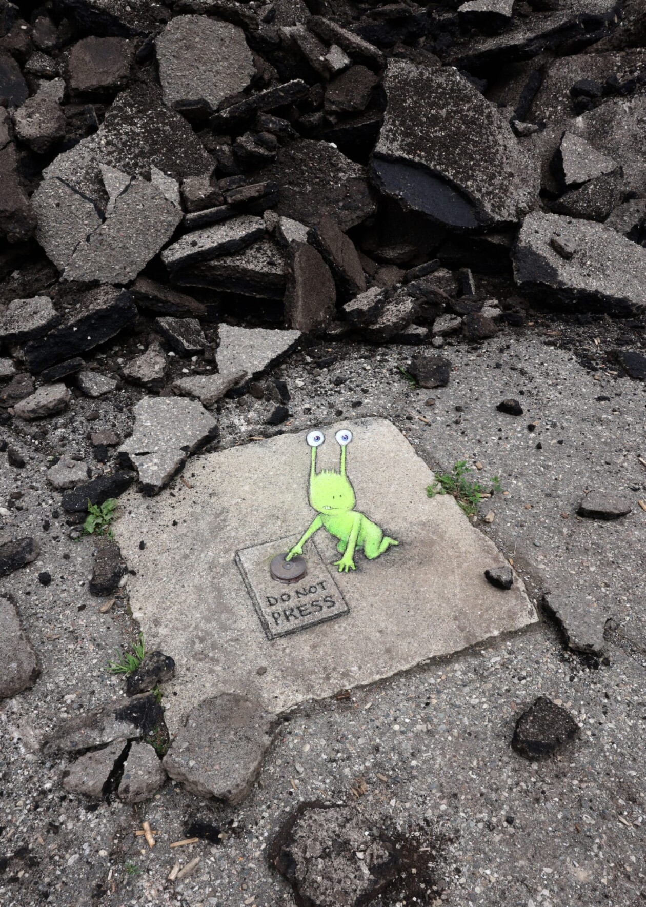 Playful Characters Drawn On Everyday Streets By David Zinn (13)