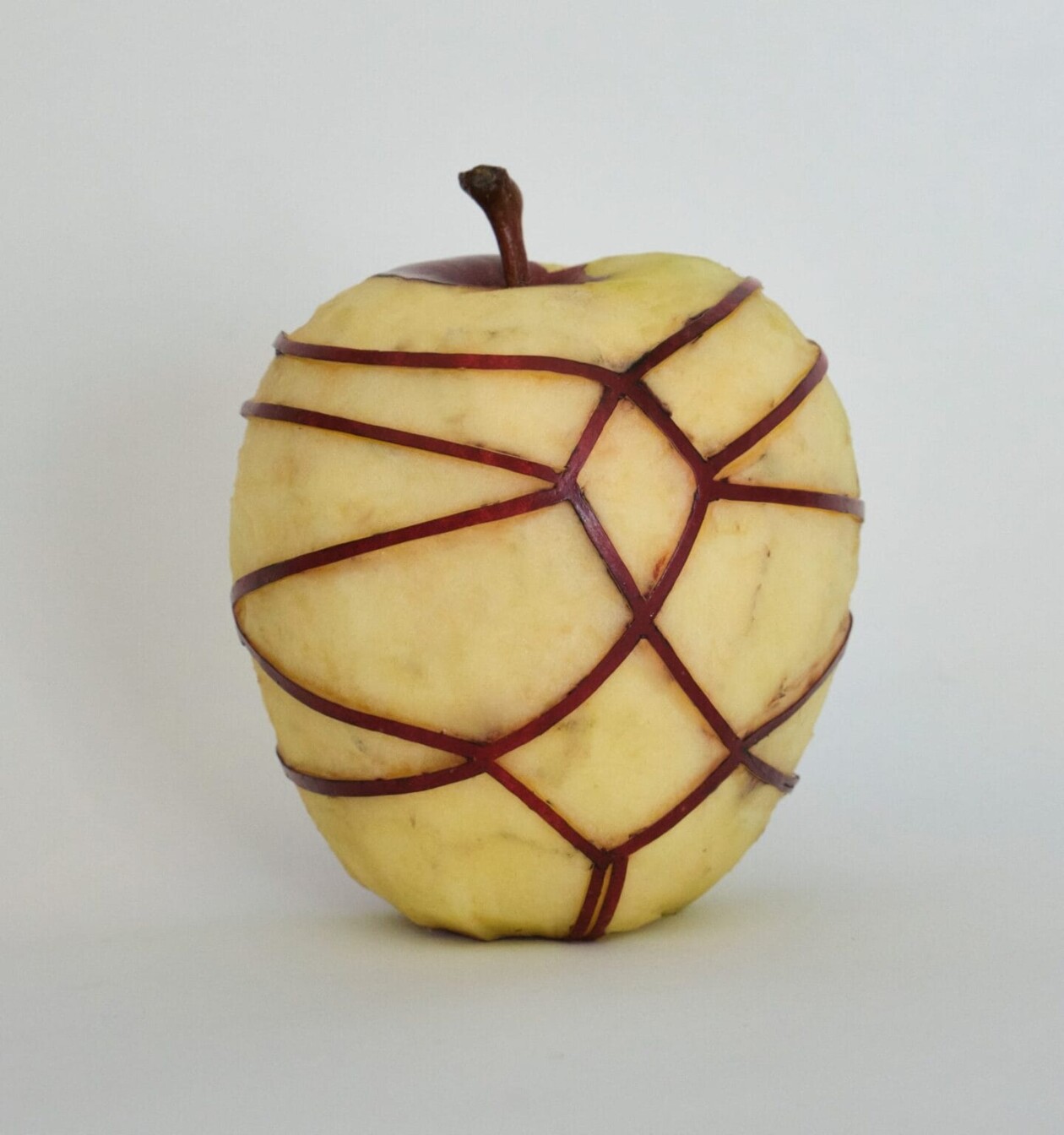 Smart And Playful Sculptures Carved Out Of Apples By Chinese Artist Can Sun (1)