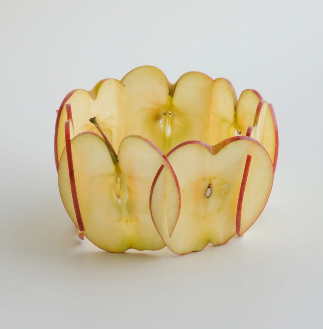 Smart And Playful Sculptures Carved Out Of Apples By Chinese Artist Can Sun (2)