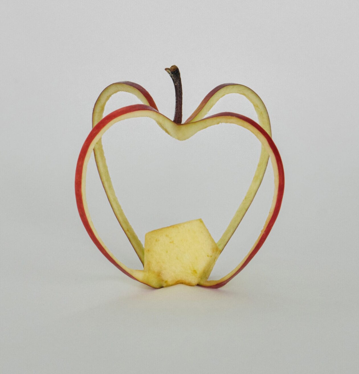 Smart And Playful Sculptures Carved Out Of Apples By Chinese Artist Can Sun (3)