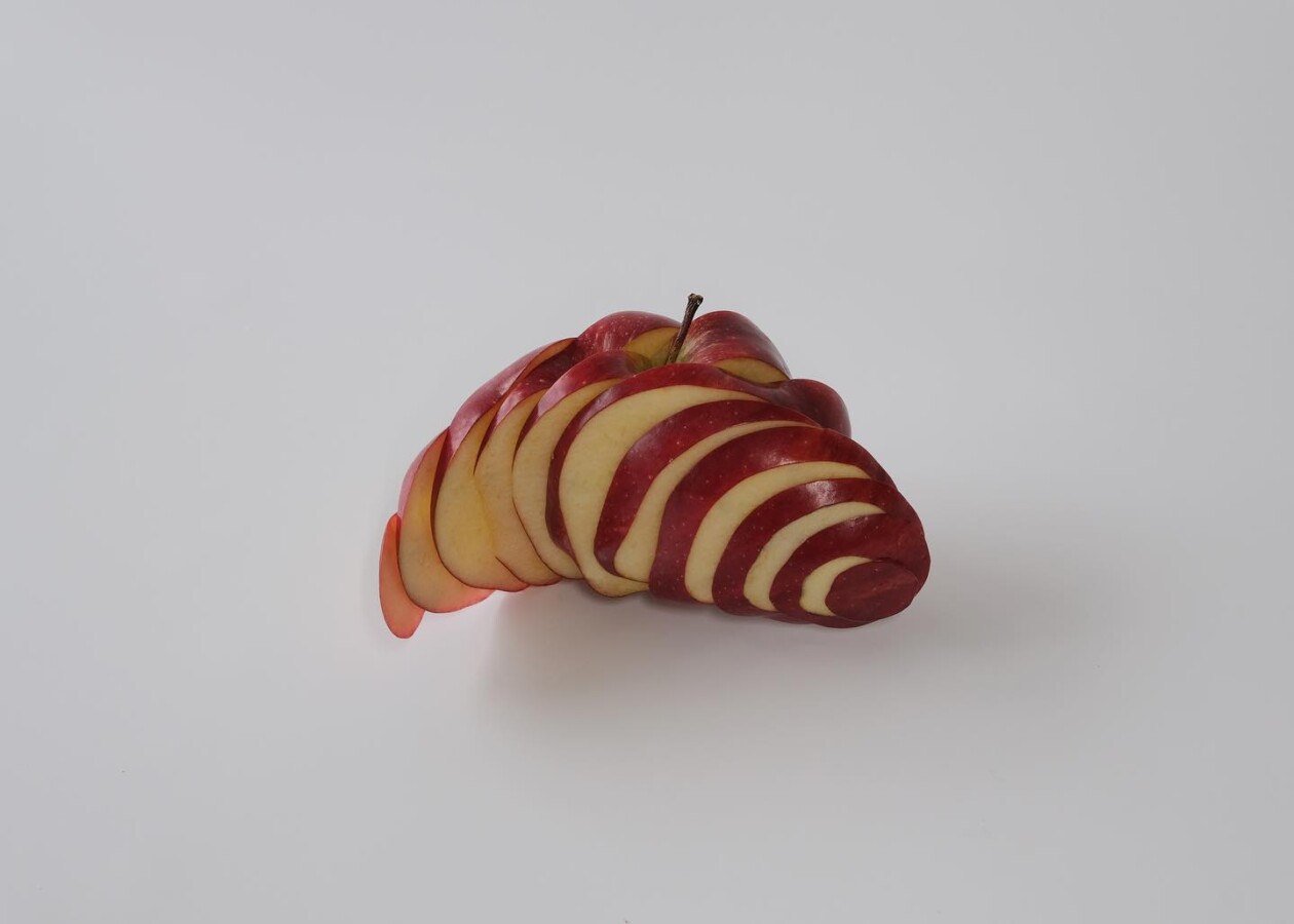 Smart And Playful Sculptures Carved Out Of Apples By Chinese Artist Can Sun (9)