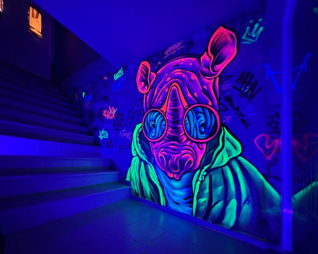 After Dark, The Luminous And Colorful Murals Of Fabián Bravo Guerrero (9)