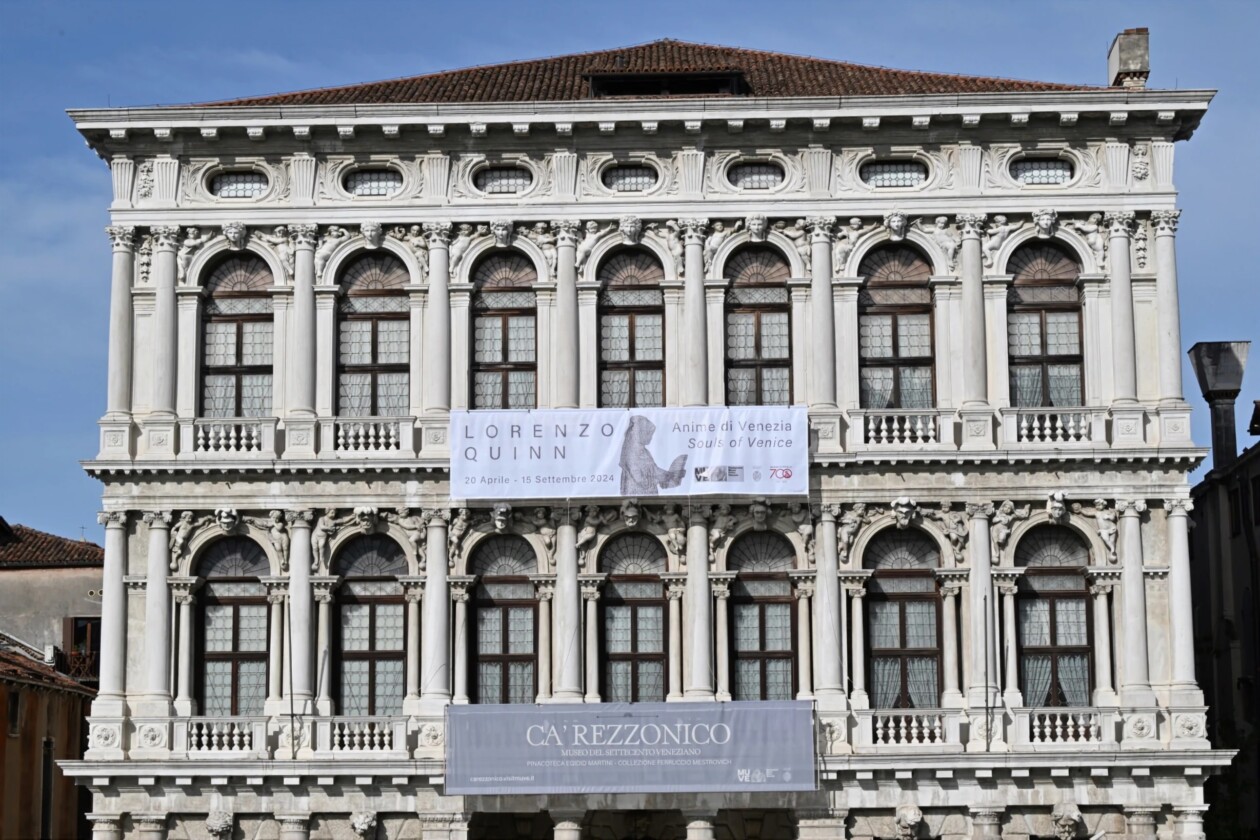 Venice's Historical Figure Sculptures By Lorenzo Quinn (1)