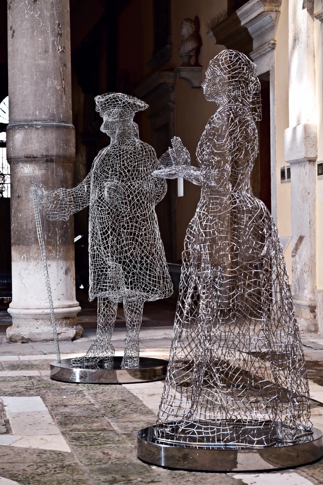 Venice's Historical Figure Sculptures By Lorenzo Quinn (2)