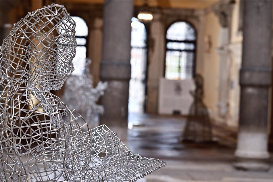 Venice's Historical Figure Sculptures By Lorenzo Quinn (6)